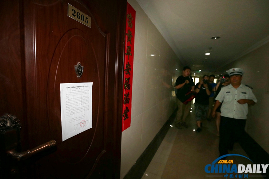 北京“楼顶违章别墅”续：城管贴自拆告示 媒体市民齐围观