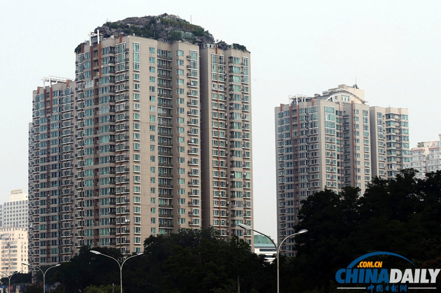 北京“楼顶违章别墅”续：城管贴自拆告示 媒体市民齐围观