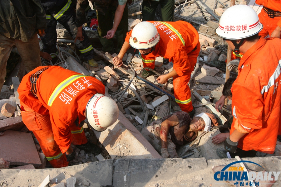 河南开封发生建筑工地坍塌 四名民工被压埋获救