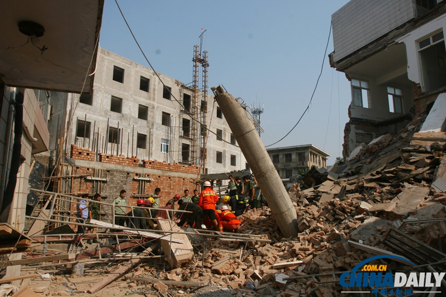 河南开封发生建筑工地坍塌 四名民工被压埋获救