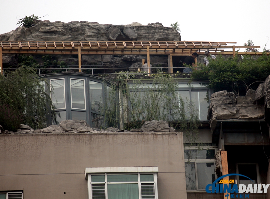 高清组图:北京人济山庄楼顶违建别墅开始拆除