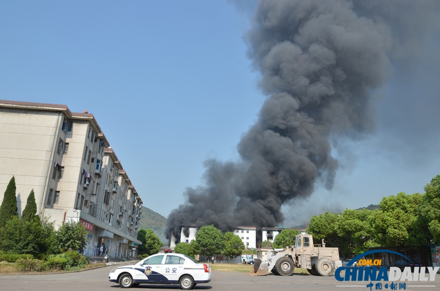 高清组图：安徽巢湖一工厂发生大火