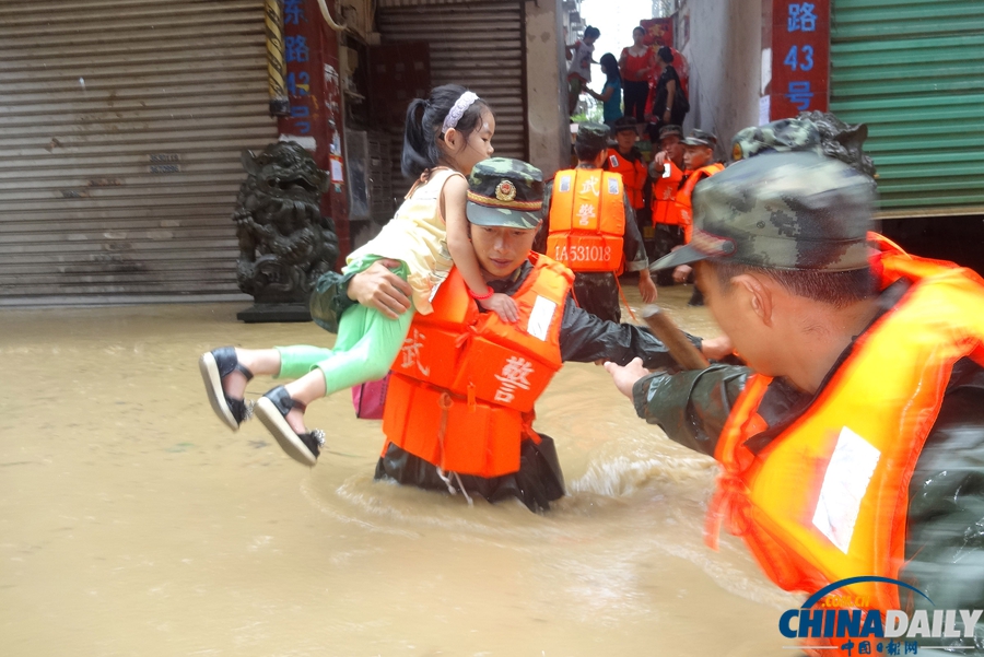 福建三明：武警全力抗击台风“潭美”
