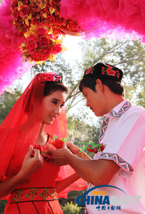 马车集体婚礼亮相新疆吐鲁番
