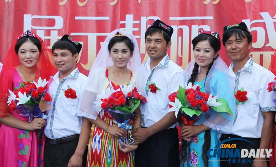 马车集体婚礼亮相新疆吐鲁番