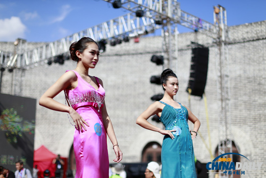 中国（大同）国际汽车文化节开幕 美女车模争奇斗艳
