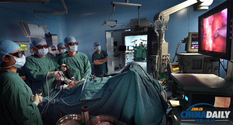 医生戴“墨镜”切肿瘤 “3D”让手术变“艺术”