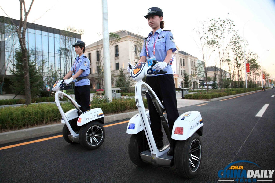 沈阳:新型警用电动巡逻车在全运村上岗[2]