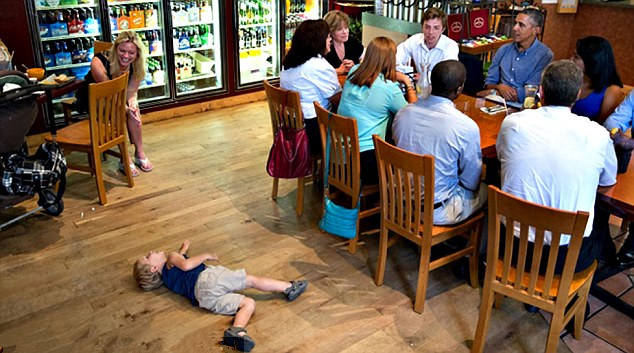 美男童倒地耍滑稽求奥巴马关注[1]-+中国在线