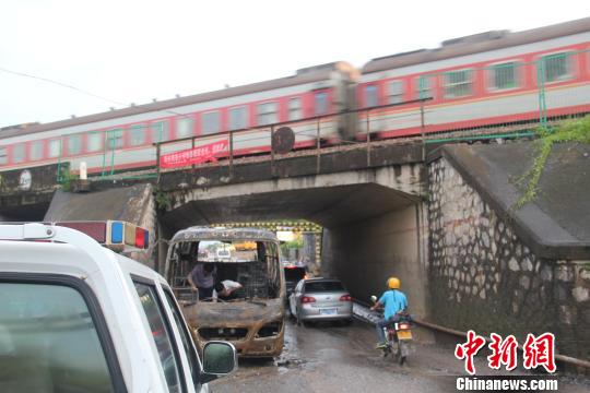 广西玉林一中巴车铁路桥下自燃未影响火车(图