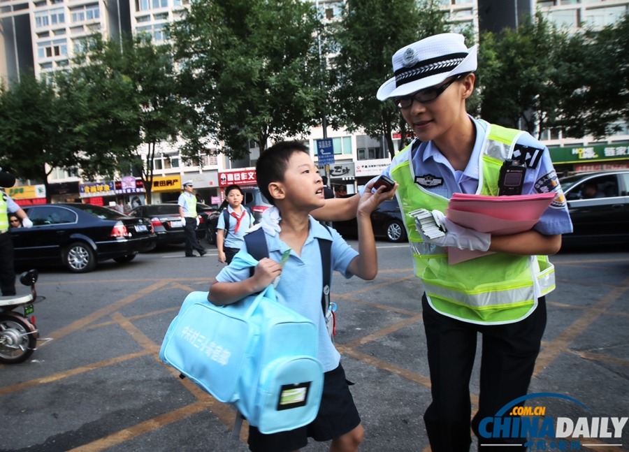 北京中小学开学第二天 交通秩序井然