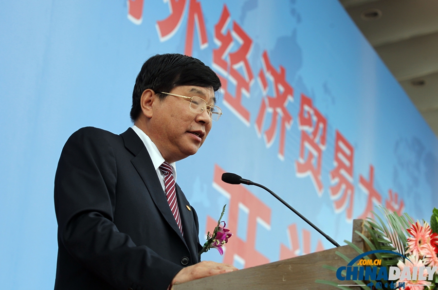 对外经贸举行2013年新生开学典礼 新生持伞躲雨