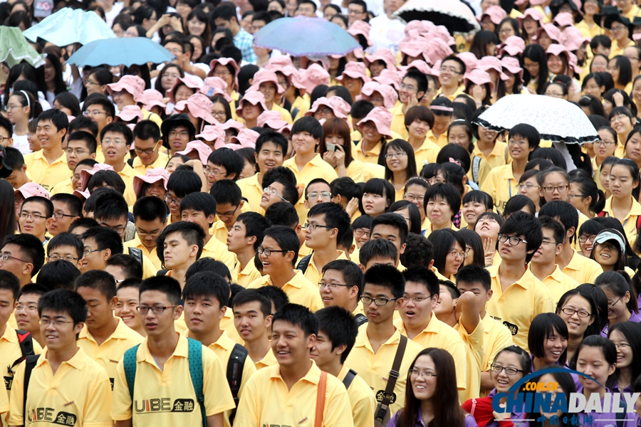 对外经贸举行2013年新生开学典礼 新生持伞躲雨