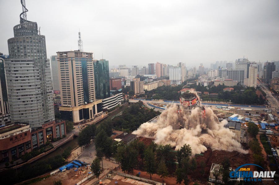 八十年代“昆明第一高楼”——昆明工人文化宫成功实施爆破拆除