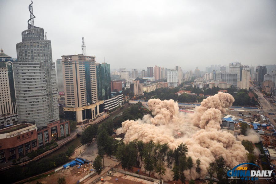 八十年代“昆明第一高楼”——昆明工人文化宫成功实施爆破拆除