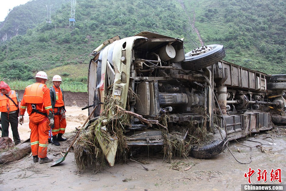 云南山洪泥石流冲断路桥 2车坠河致4人死7人失踪