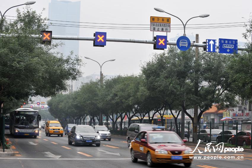 北京首条潮汐车道开通启用