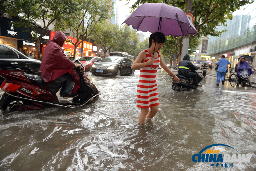 沪发布3年来首个暴雨红色预警 浦东雨量达120