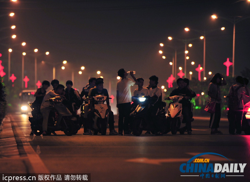长沙现深夜踏板摩托集结 岳麓飙车党身着中学