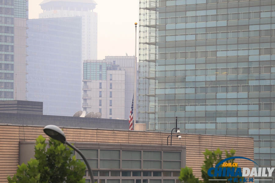 美国驻华使馆降半旗为枪击案死难者致哀