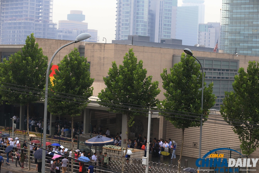 美国驻华使馆降半旗为枪击案死难者致哀