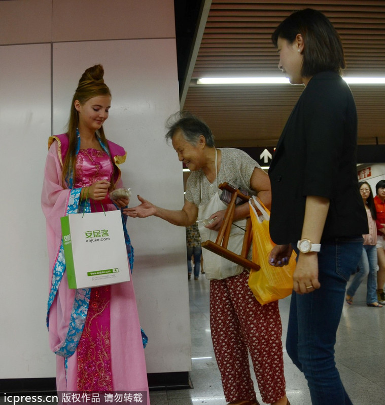 上海：外国美女玩穿越扮嫦娥 求与路人共度中秋良宵