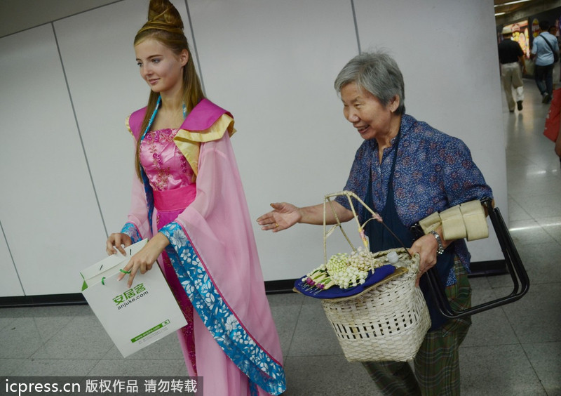上海：外国美女玩穿越扮嫦娥 求与路人共度中秋良宵