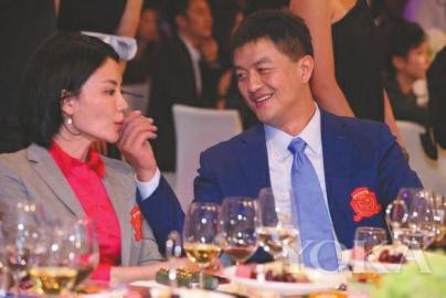 请问：内什么 你俩真离了吗？