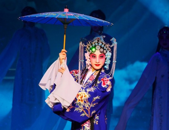 我国首部中国戏曲服饰展演经典《大羽华裳》10月献演十艺节-