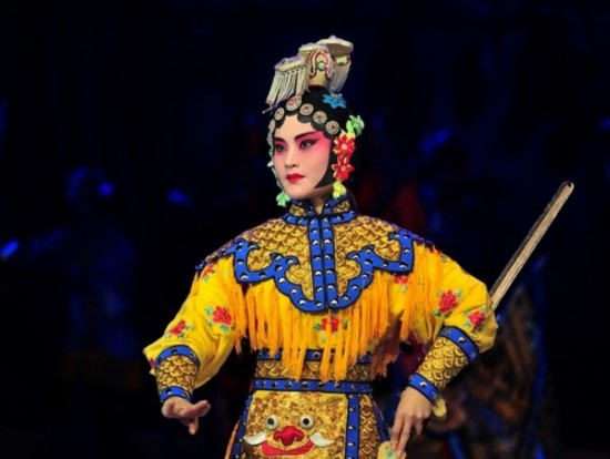 我国首部中国戏曲服饰展演经典《大羽华裳》1