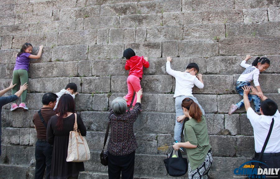 南京：攀爬古城墙为拍照 “飞檐走壁”伤大雅