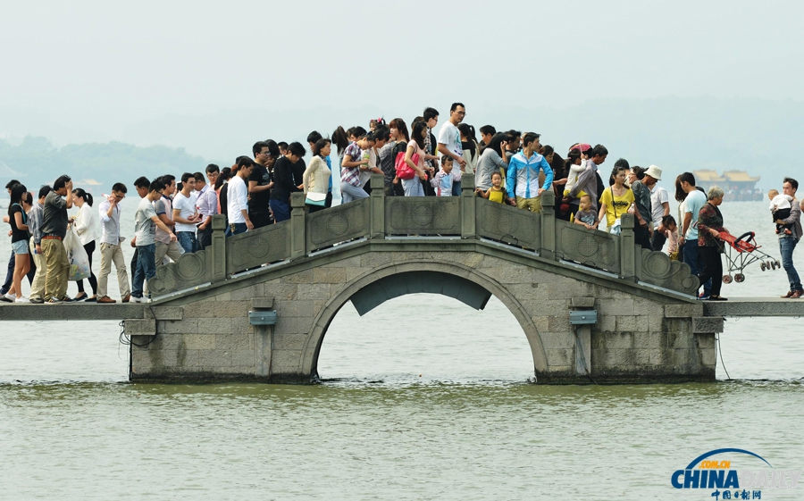 杭州西湖景区游客“井喷” 人气爆棚