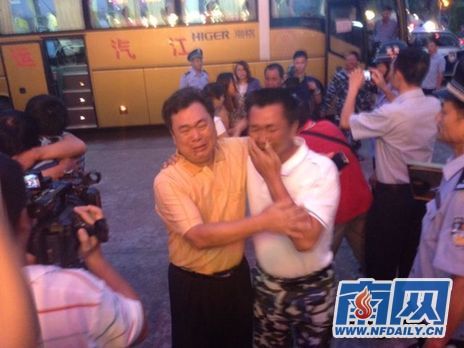 55名在西山遇险渔民抵达台山(图)