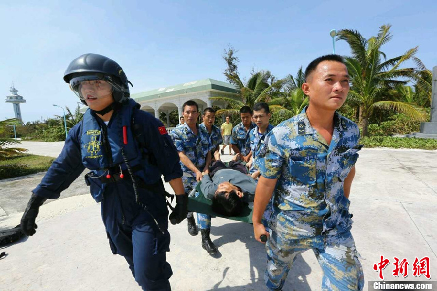 中国海军西沙搜救遇险渔民画面曝光