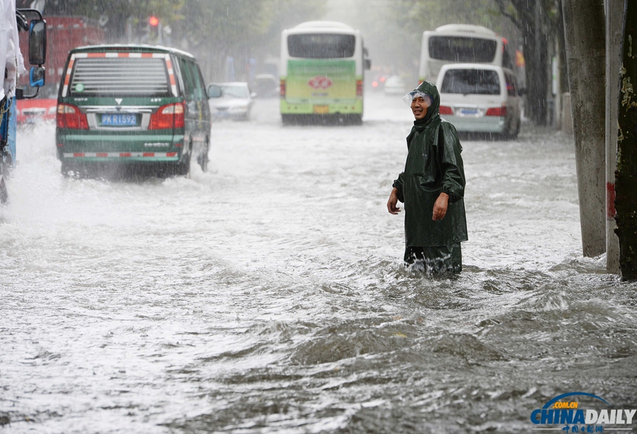 上海：暴雨造成50多条段马路积水