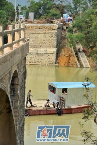 广东惠东94米大桥垮塌70米 面包车坠河(组图)
