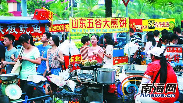 小吃围堵海南大学门口 占道摆摊经营现象严重