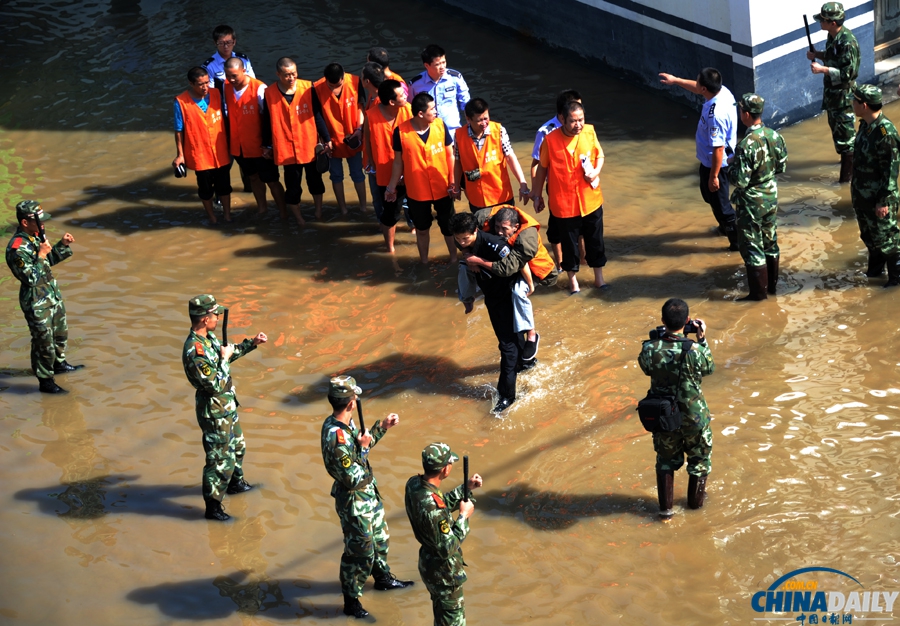 浙江余姚：洪水中 在押人员安全大转移