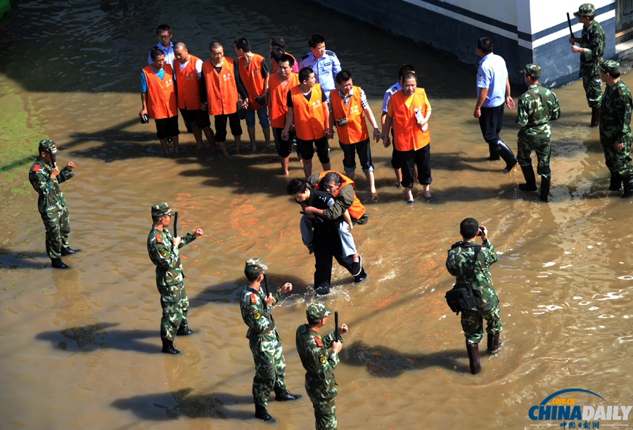 浙江余姚：洪水中 在押人员安全大转移