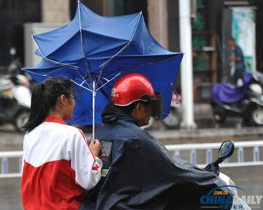 台风“百合”逼近海南 琼海市民躲雨避风各有高招