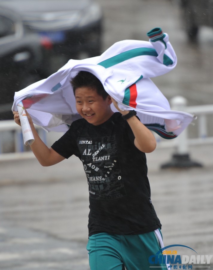 台风“百合”逼近海南 琼海市民躲雨避风各有高招