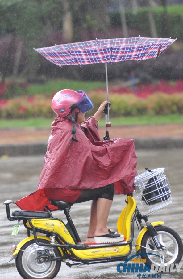 台风“百合”逼近海南 琼海市民躲雨避风各有高招