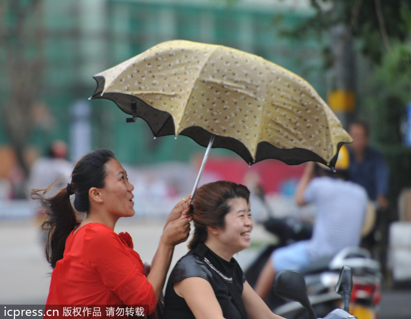 台风“百合”逼近海南 琼海市民躲雨避风各有高招