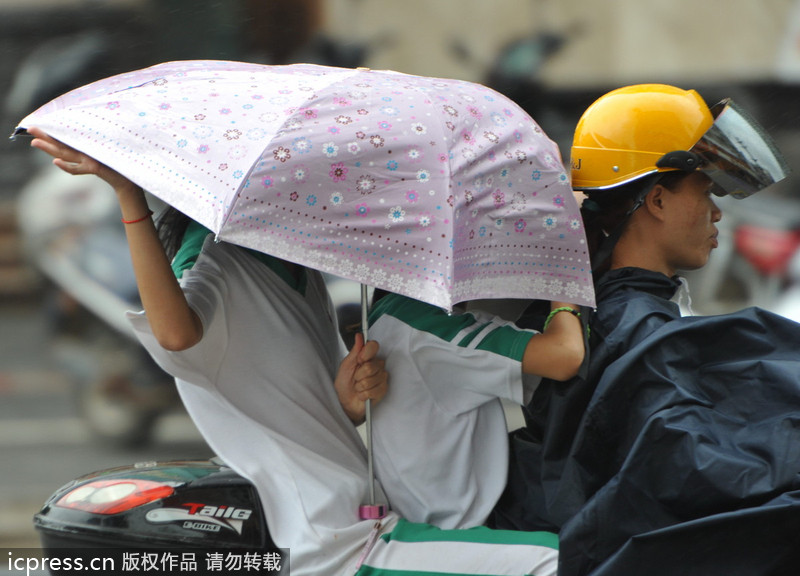 台风“百合”逼近海南 琼海市民躲雨避风各有高招