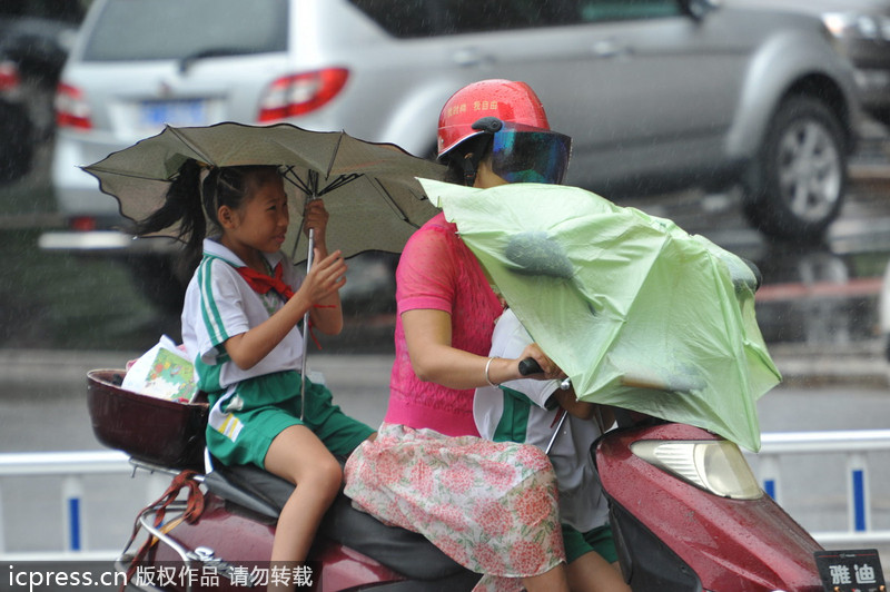 台风“百合”逼近海南 琼海市民躲雨避风各有高招