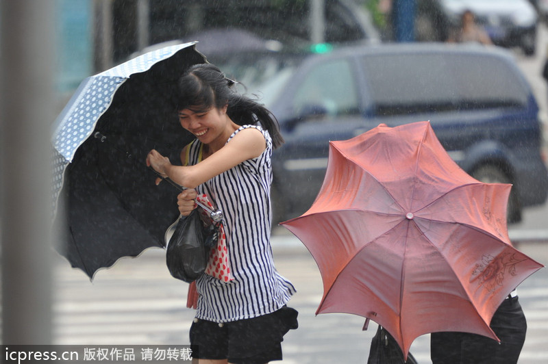 台风“百合”逼近海南 琼海市民躲雨避风各有高招