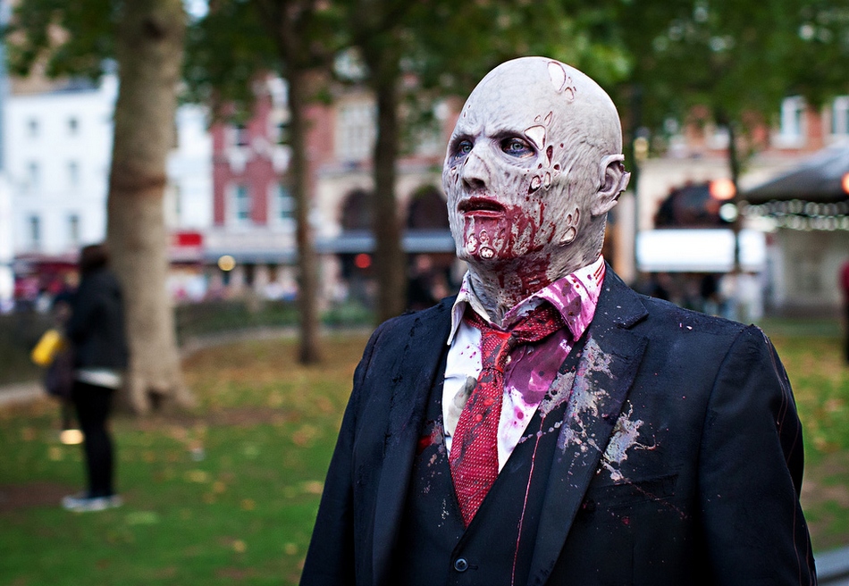 笨贼没吃早饭偷到东西晕倒