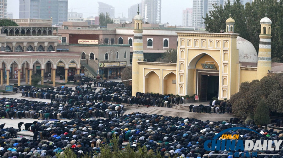 新疆喀什穆斯林群众欢度古尔邦节 3万人同做礼