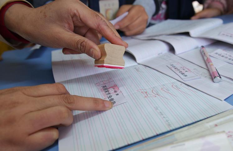 江苏镇江小学生好成绩换取“作业免做券”