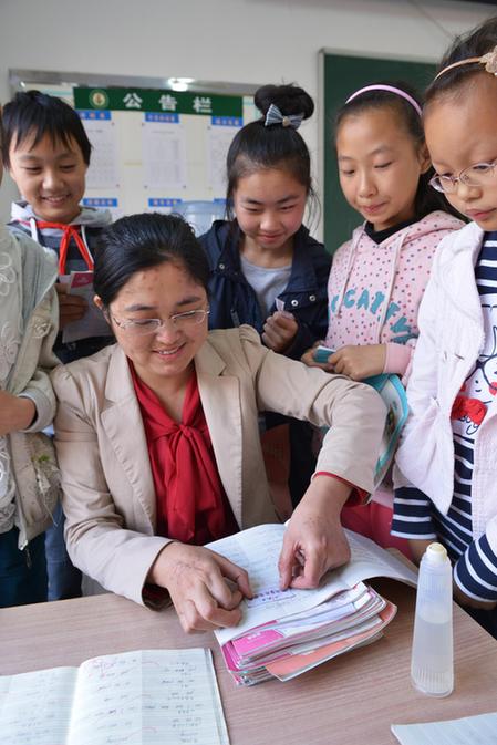 江苏镇江小学生好成绩换取“作业免做券”